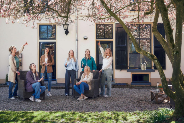 Jinke en Marjolein met het team voor het kantoor