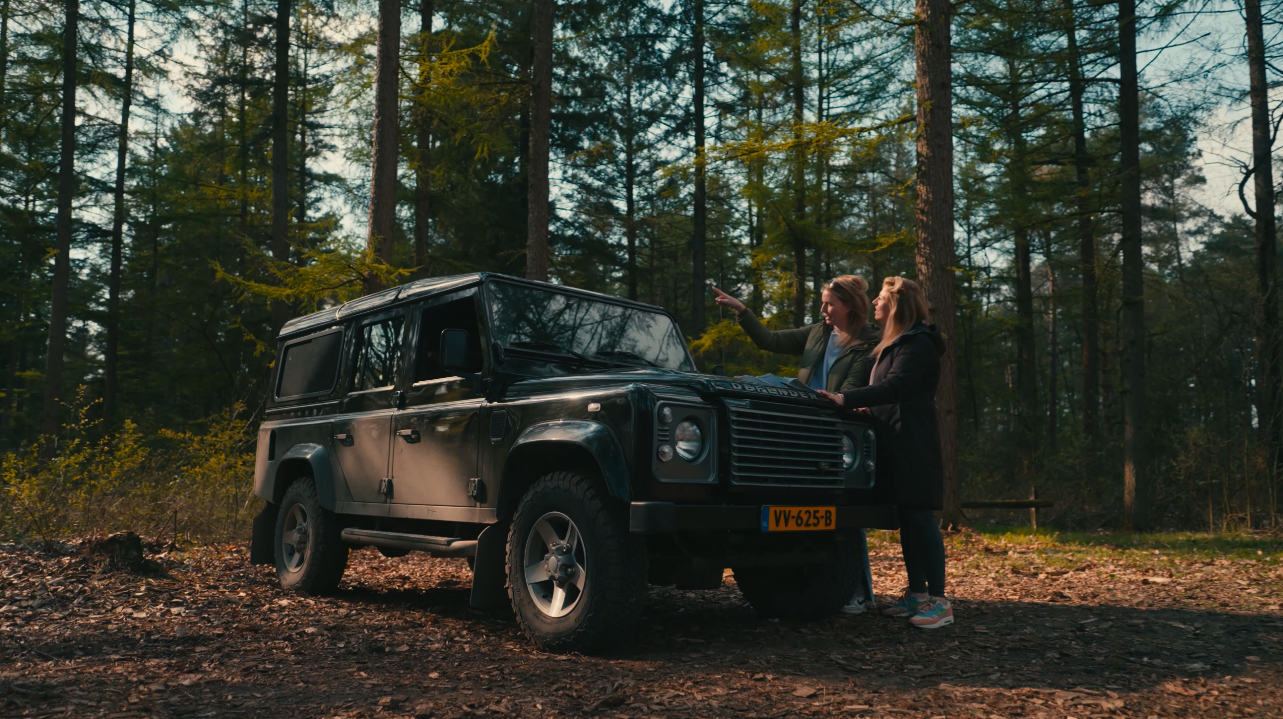 Twee collega’s op een bankje in het bos